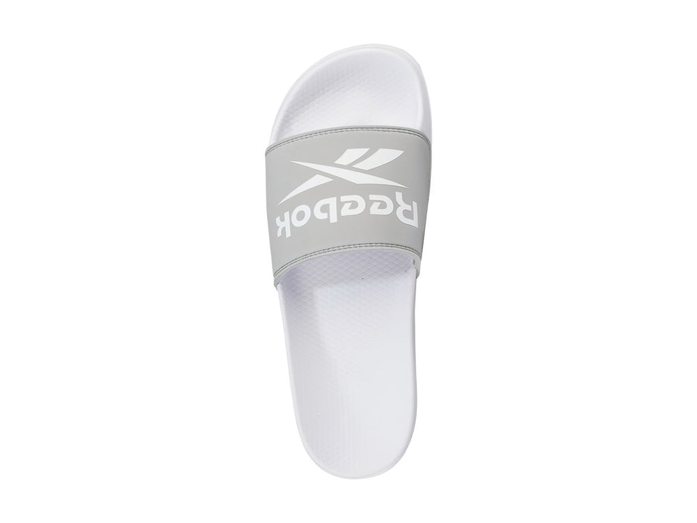 Sandalia deslizable Reebok en color gris y blanco con logotipo frontal.