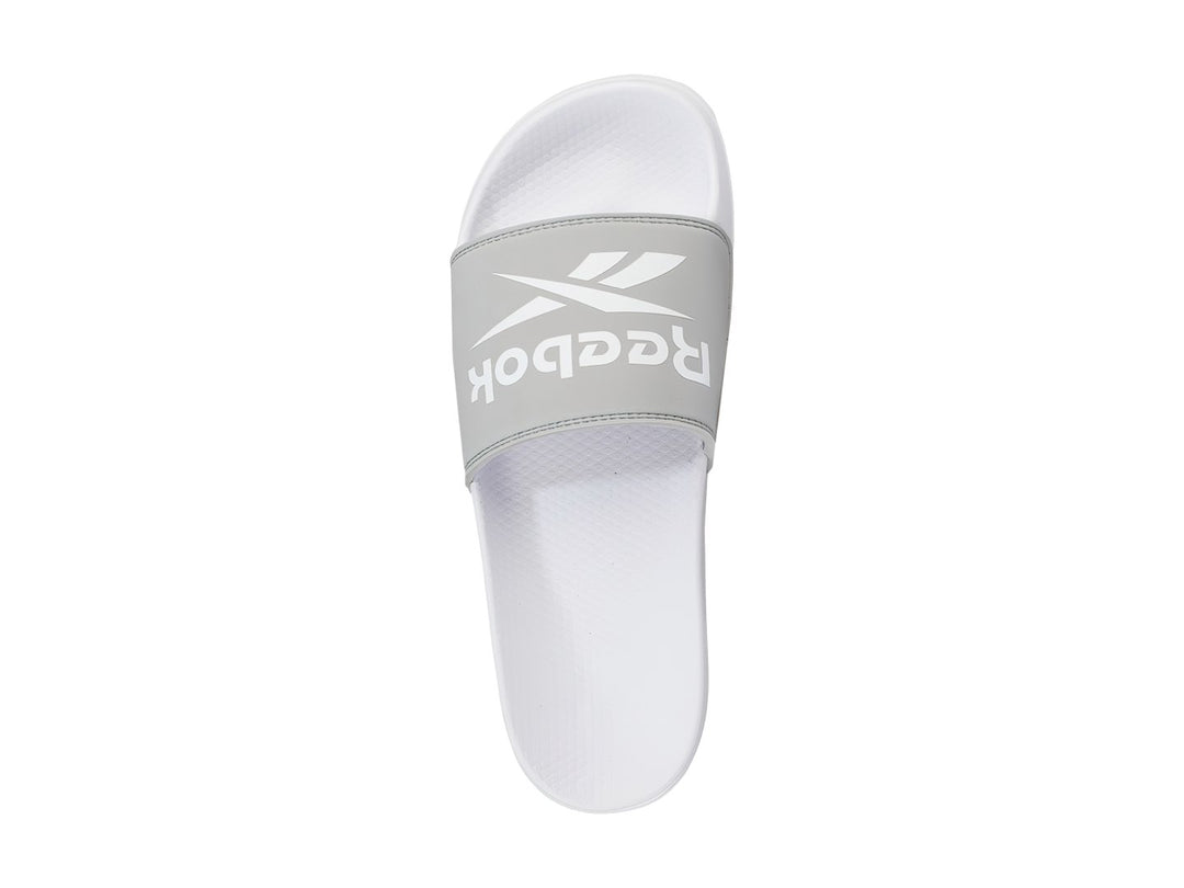 Sandalia deslizable Reebok en color gris y blanco con logotipo frontal.