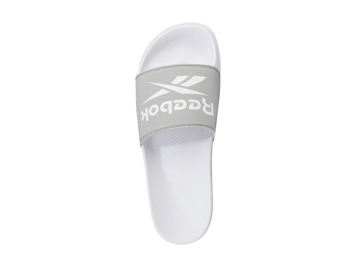 Sandalia deslizable Reebok en color gris y blanco con logotipo frontal.