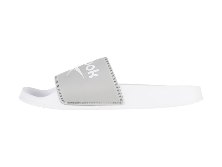 Sandalia deslizable Reebok en color gris y blanco con logotipo frontal.