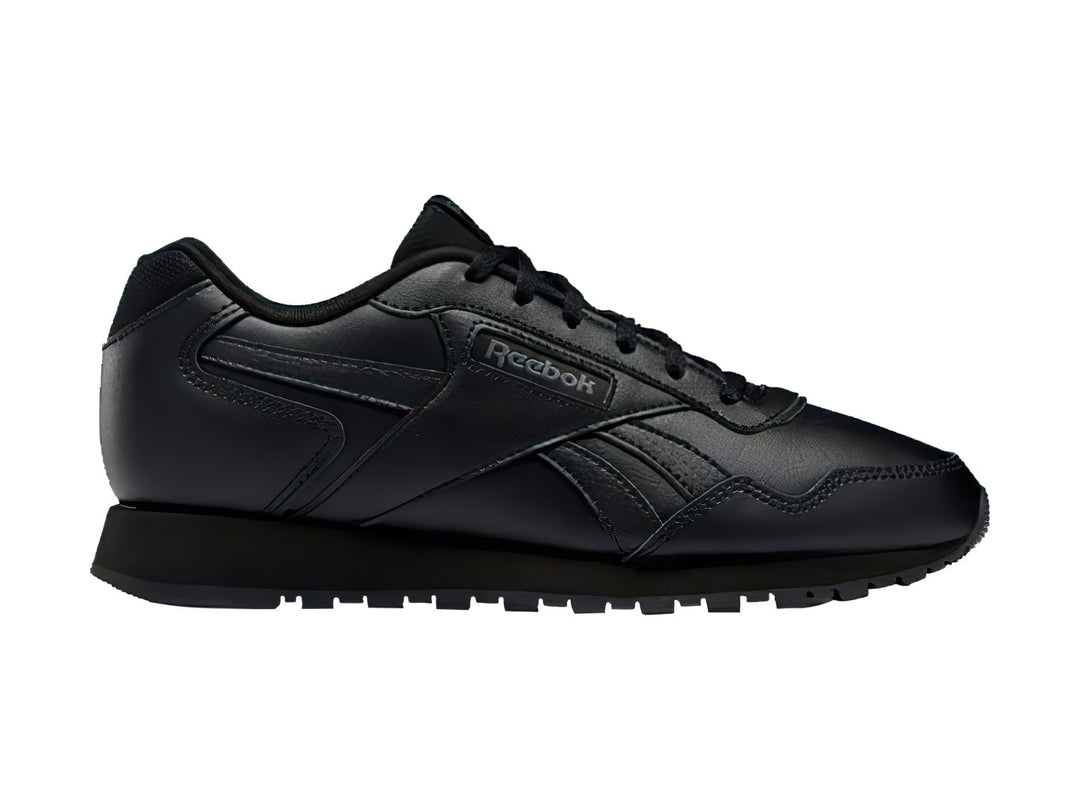 Tenis deportivos Reebok Glide 22 en color negro total con suela texturizada y agujetas negras.