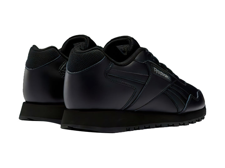 Tenis deportivos Reebok Glide 22 en color negro total con suela texturizada y agujetas negras.