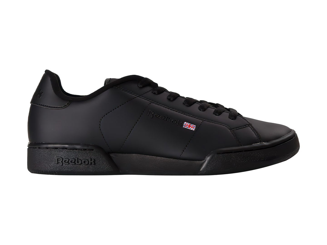 Tenis Reebok color negro, de corte bajo y material sintético con suela plana.