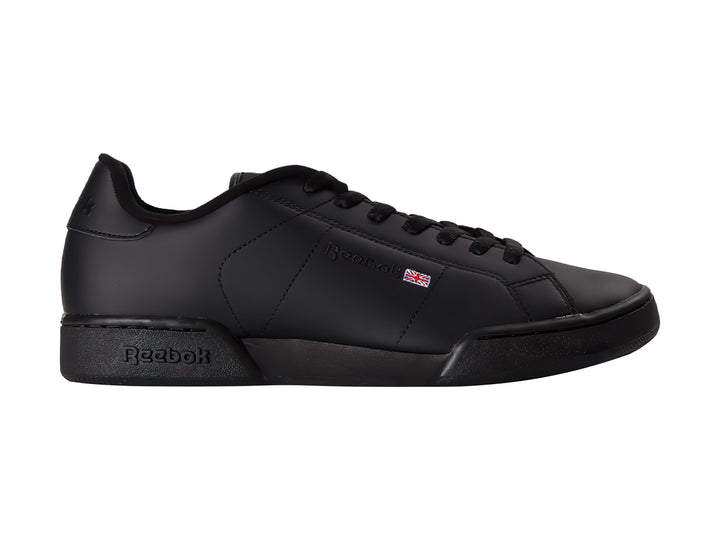 Tenis Reebok color negro, de corte bajo y material sintético con suela plana.
