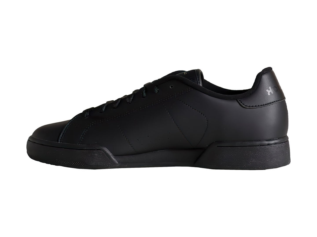 Tenis Reebok color negro, de corte bajo y material sintético con suela plana.