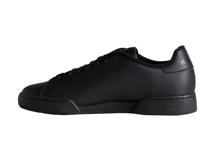 Tenis Reebok color negro, de corte bajo y material sintético con suela plana.