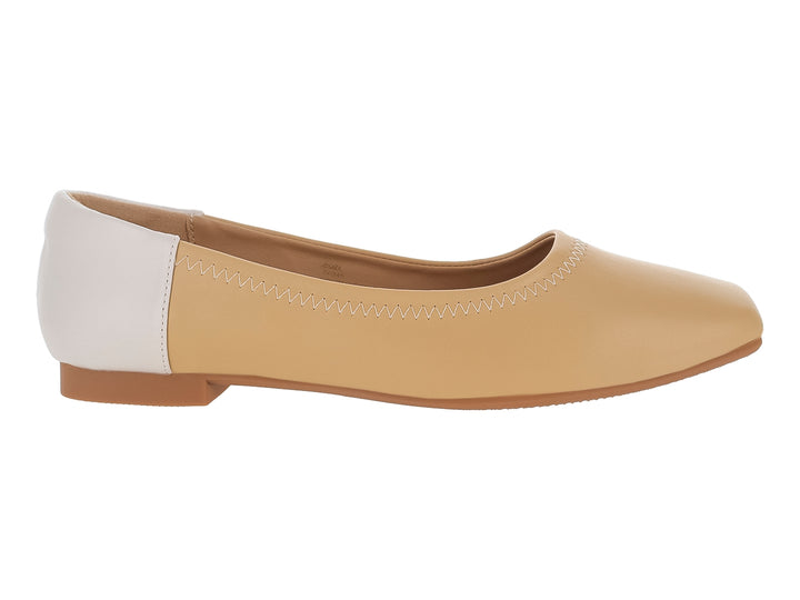 Zapatos planos para Mujer en colores beige y marfil con punta redonda y suela café.