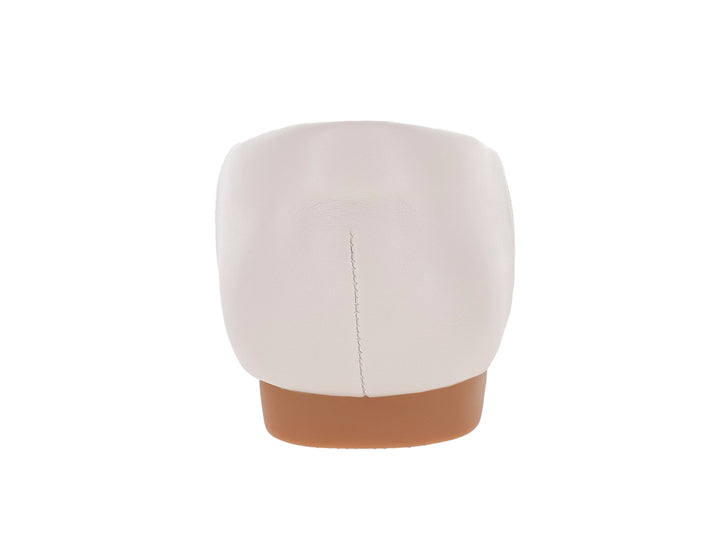 Zapatos planos para Mujer en colores beige y marfil con punta redonda y suela café.