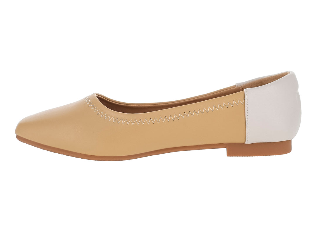 Zapatos planos para Mujer en colores beige y marfil con punta redonda y suela café.