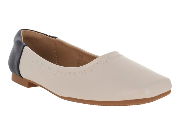 Zapato plano bicolor en color nude y negro con punta redondeada.