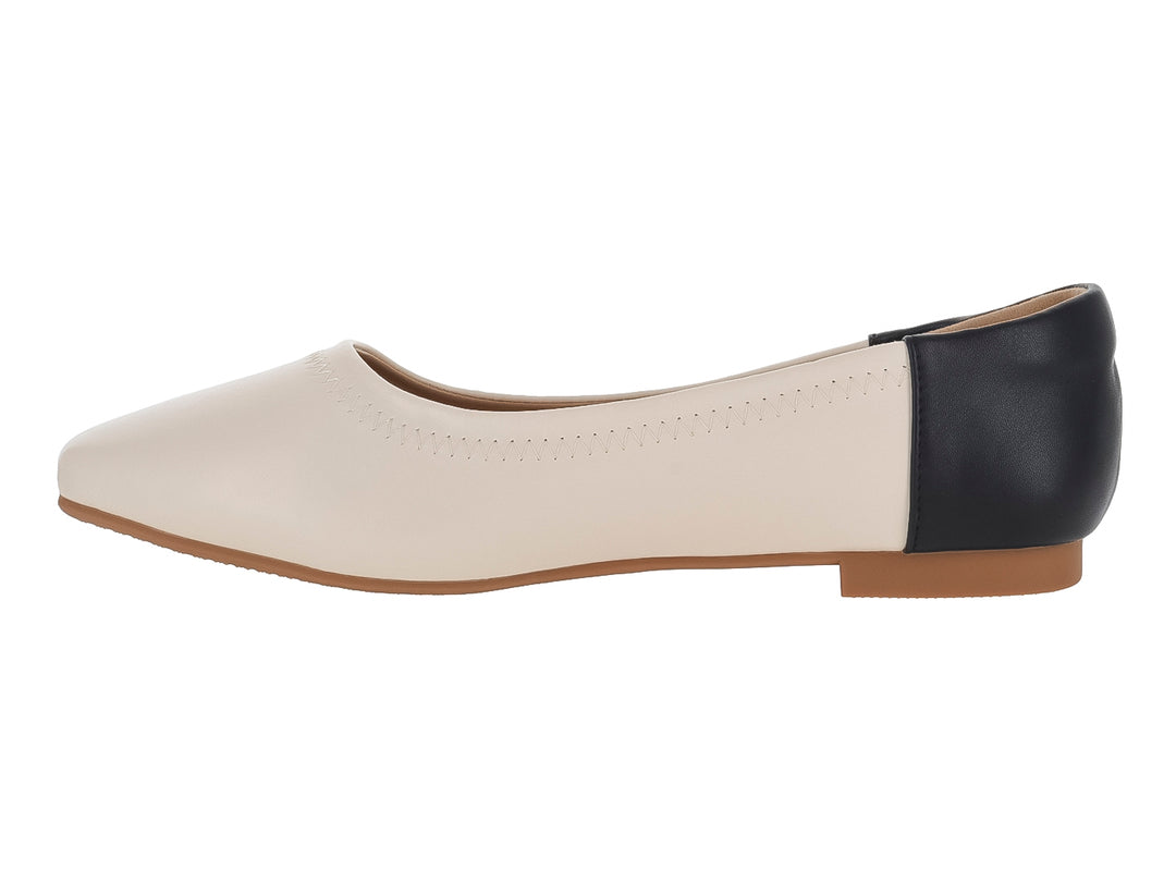 Zapato plano bicolor en color nude y negro con punta redondeada.