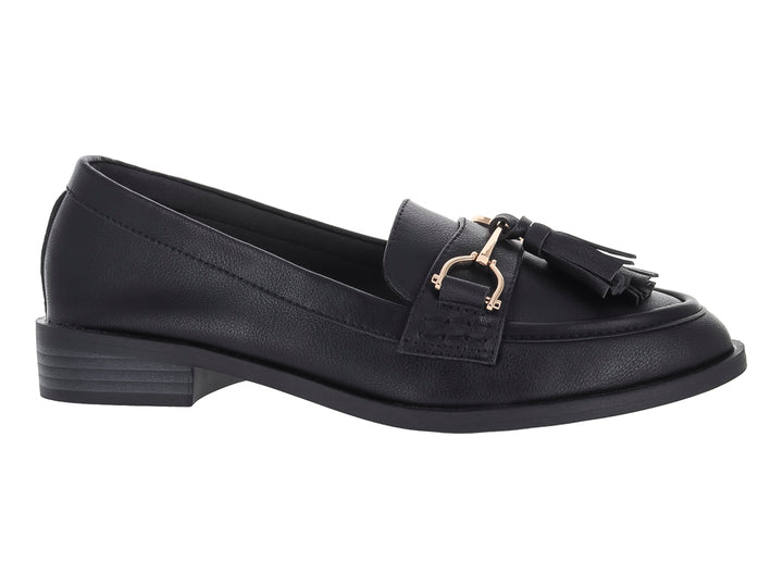Zapato tipo mocasín color negro para mujer con detalle de borlas y herraje dorado en la parte superior.