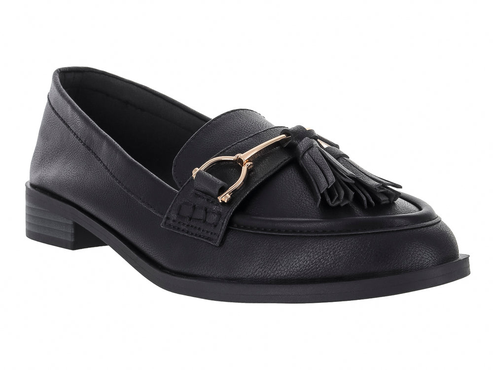 Zapato tipo mocasín color negro para mujer con detalle de borlas y herraje dorado en la parte superior.