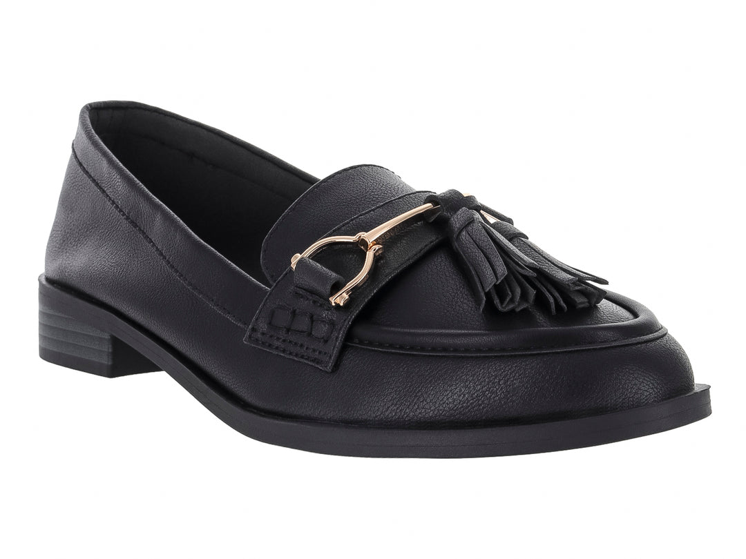 Zapato tipo mocasín color negro para mujer con detalle de borlas y herraje dorado en la parte superior.