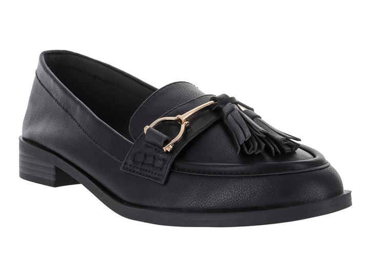 Zapato tipo mocasín color negro para mujer con detalle de borlas y herraje dorado en la parte superior.
