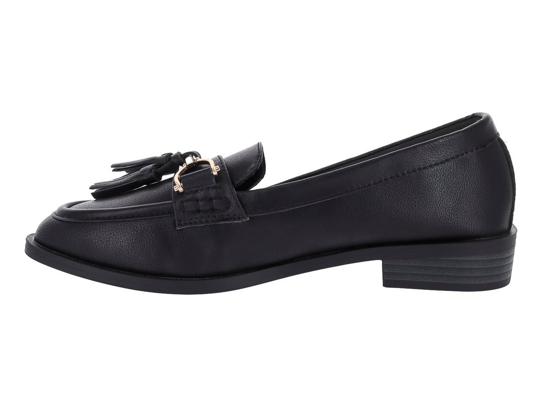 Zapato tipo mocasín color negro para mujer con detalle de borlas y herraje dorado en la parte superior.