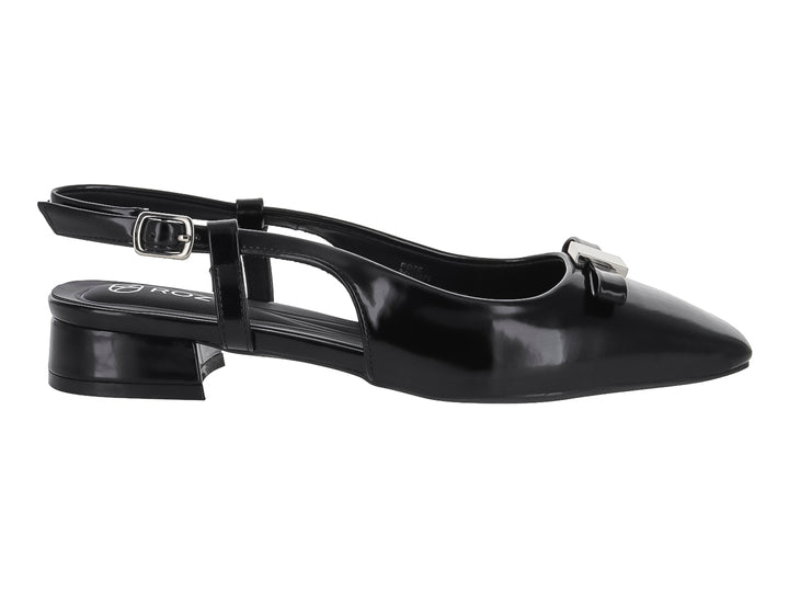 Zapato negro de punta fina con tacón bajo y correa ajustable, acabado brillante.