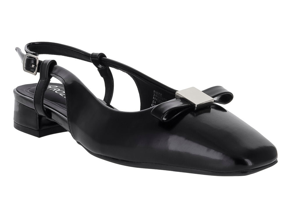 Zapato negro de punta fina con tacón bajo y correa ajustable, acabado brillante.