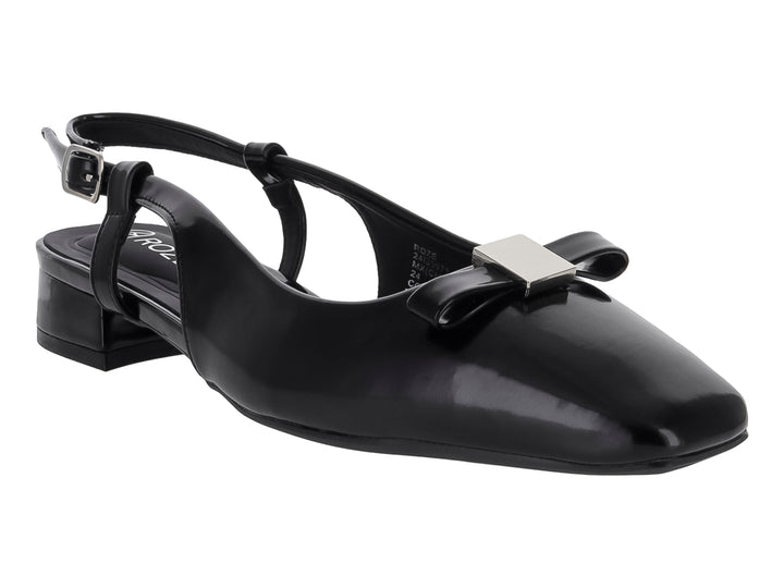Zapato negro de punta fina con tacón bajo y correa ajustable, acabado brillante.