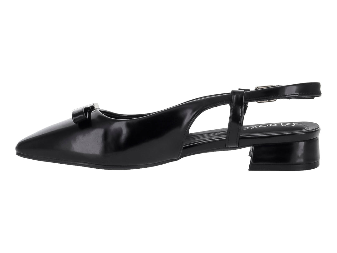 Zapato negro de punta fina con tacón bajo y correa ajustable, acabado brillante.