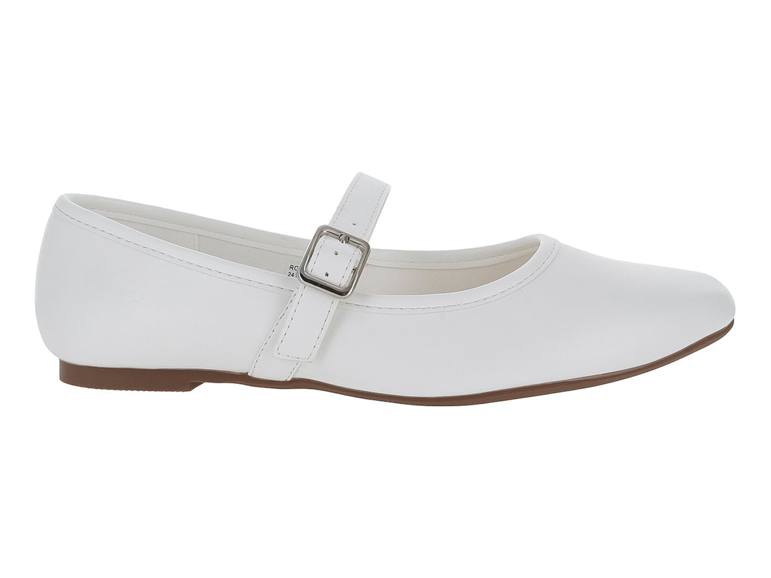 Zapato plano color marfil con correa y hebilla metálica.