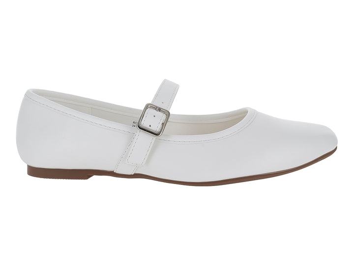 Zapato plano color marfil con correa y hebilla metálica.
