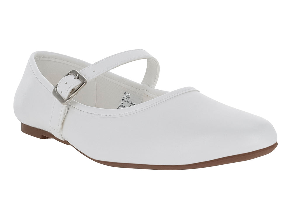 Zapato plano color marfil con correa y hebilla metálica.