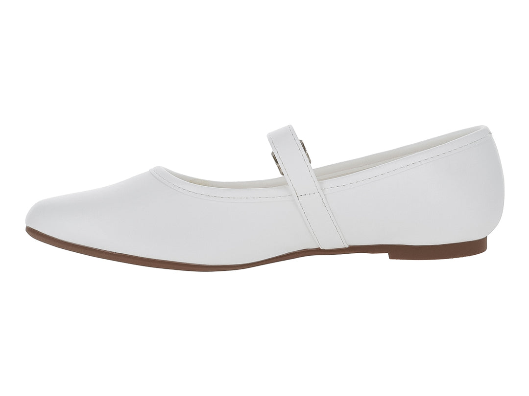 Zapato plano color marfil con correa y hebilla metálica.