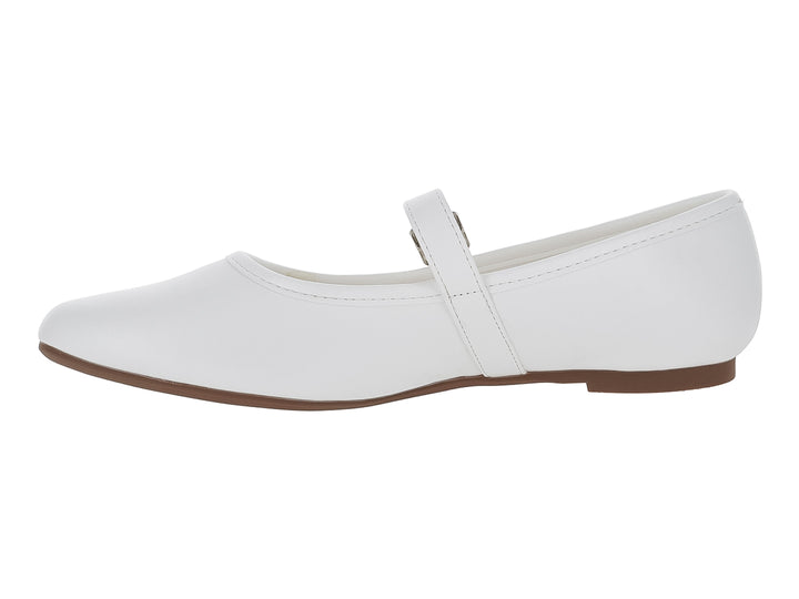 Zapato plano color marfil con correa y hebilla metálica.