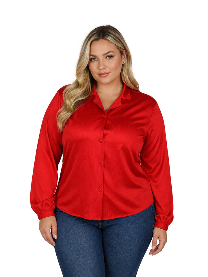Mujer vistiendo una blusa roja de manga larga con cuello y acabado brillante.