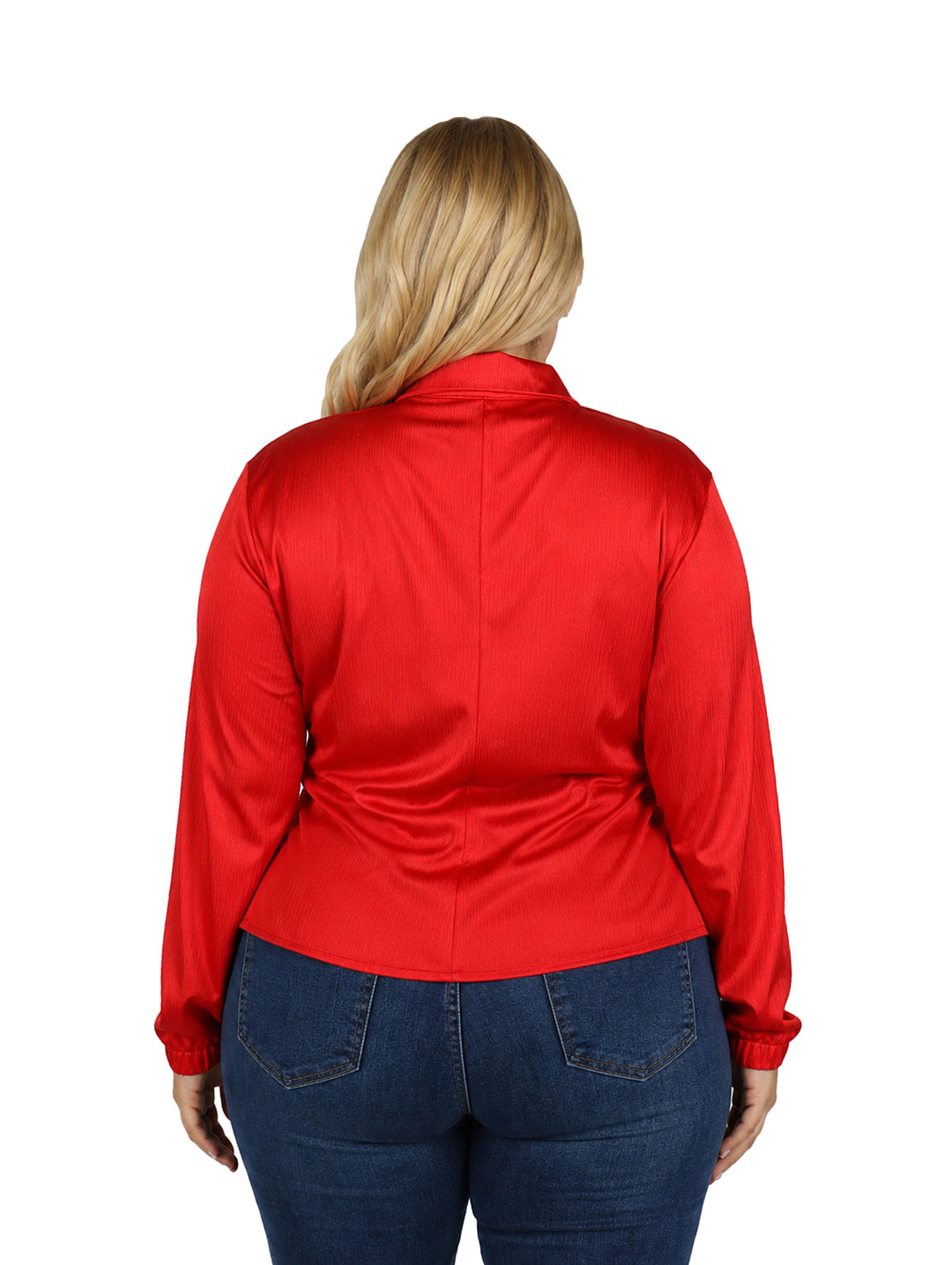 Mujer vistiendo una blusa roja de manga larga con cuello y acabado brillante.