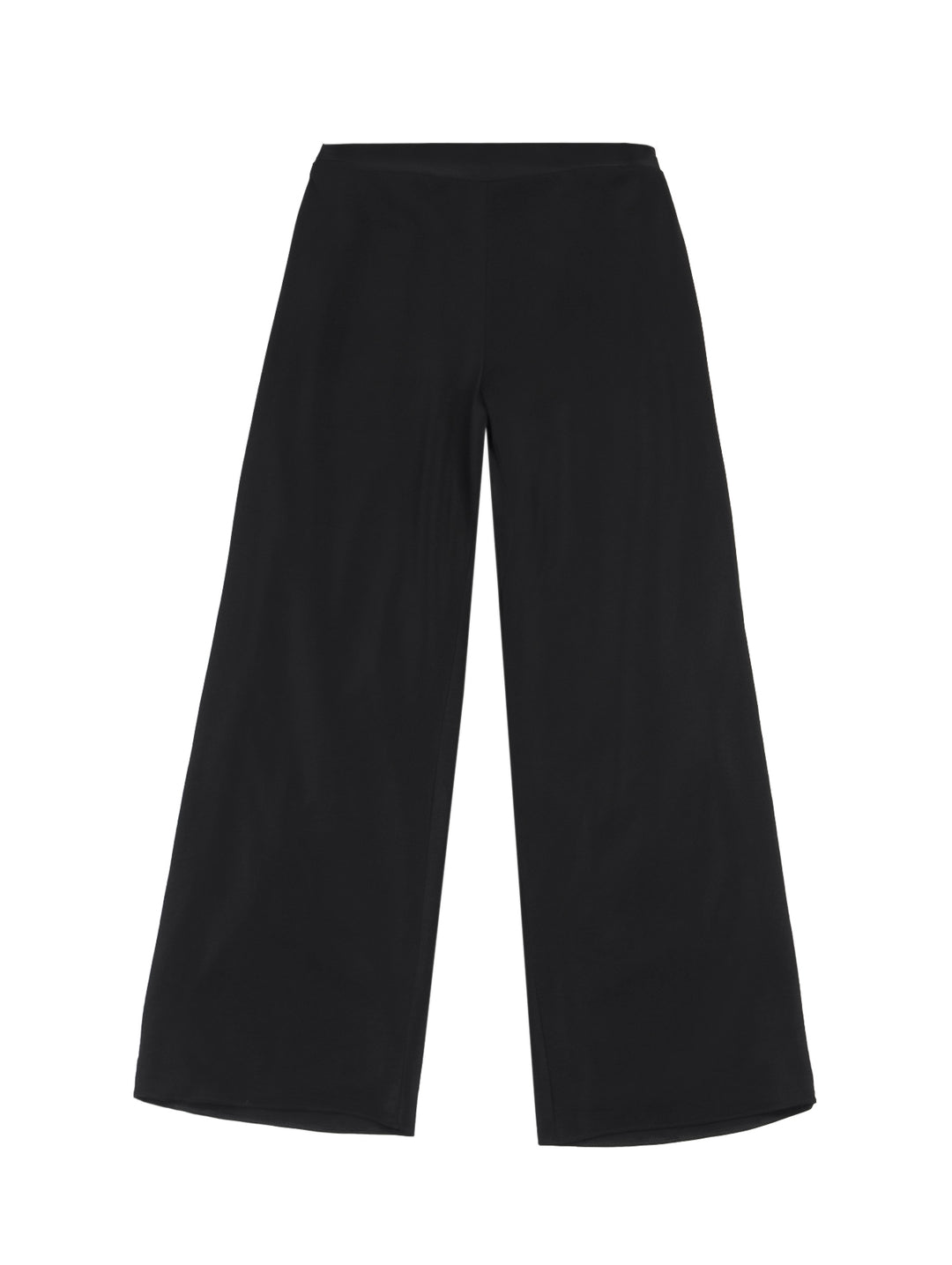 Mujer vistiendo pantalón recto ancho de color negro con pretina elástica y tenis blancos.