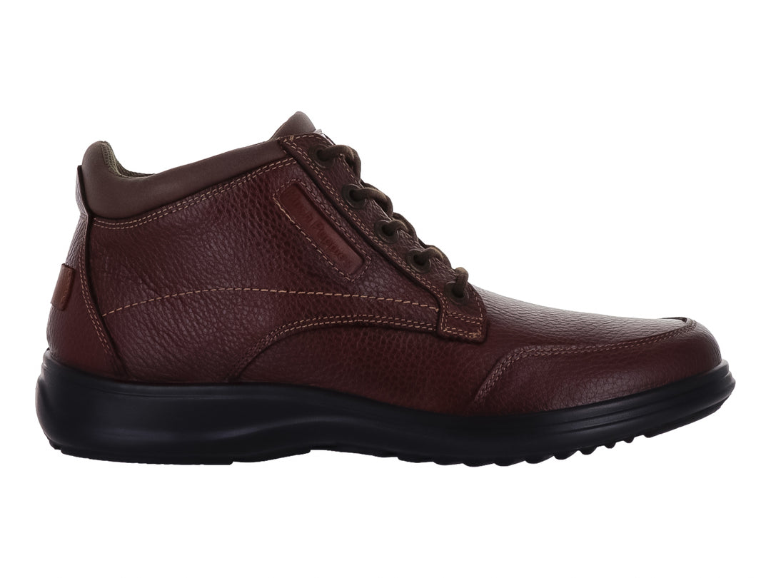 Zapato botín Hush Puppies de cuero color cogñac con suela negra y agujetas.