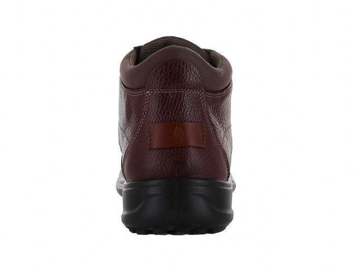 Zapato botín Hush Puppies de cuero color cogñac con suela negra y agujetas.