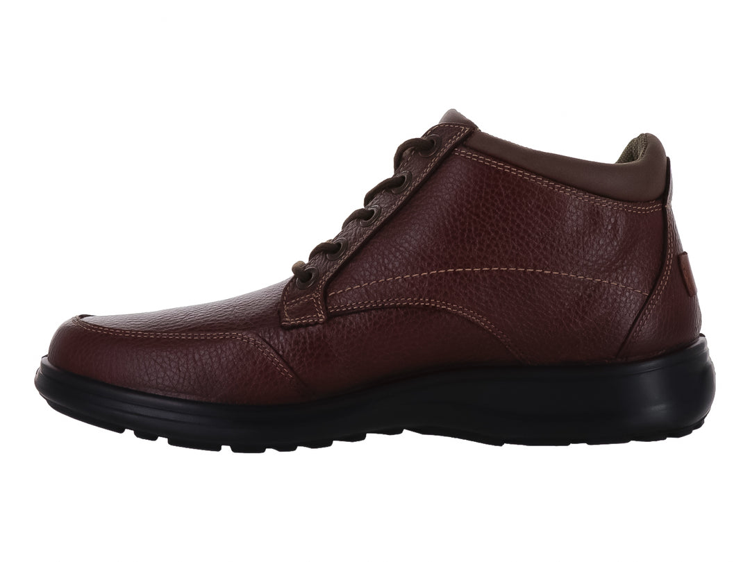 Zapato botín Hush Puppies de cuero color cogñac con suela negra y agujetas.
