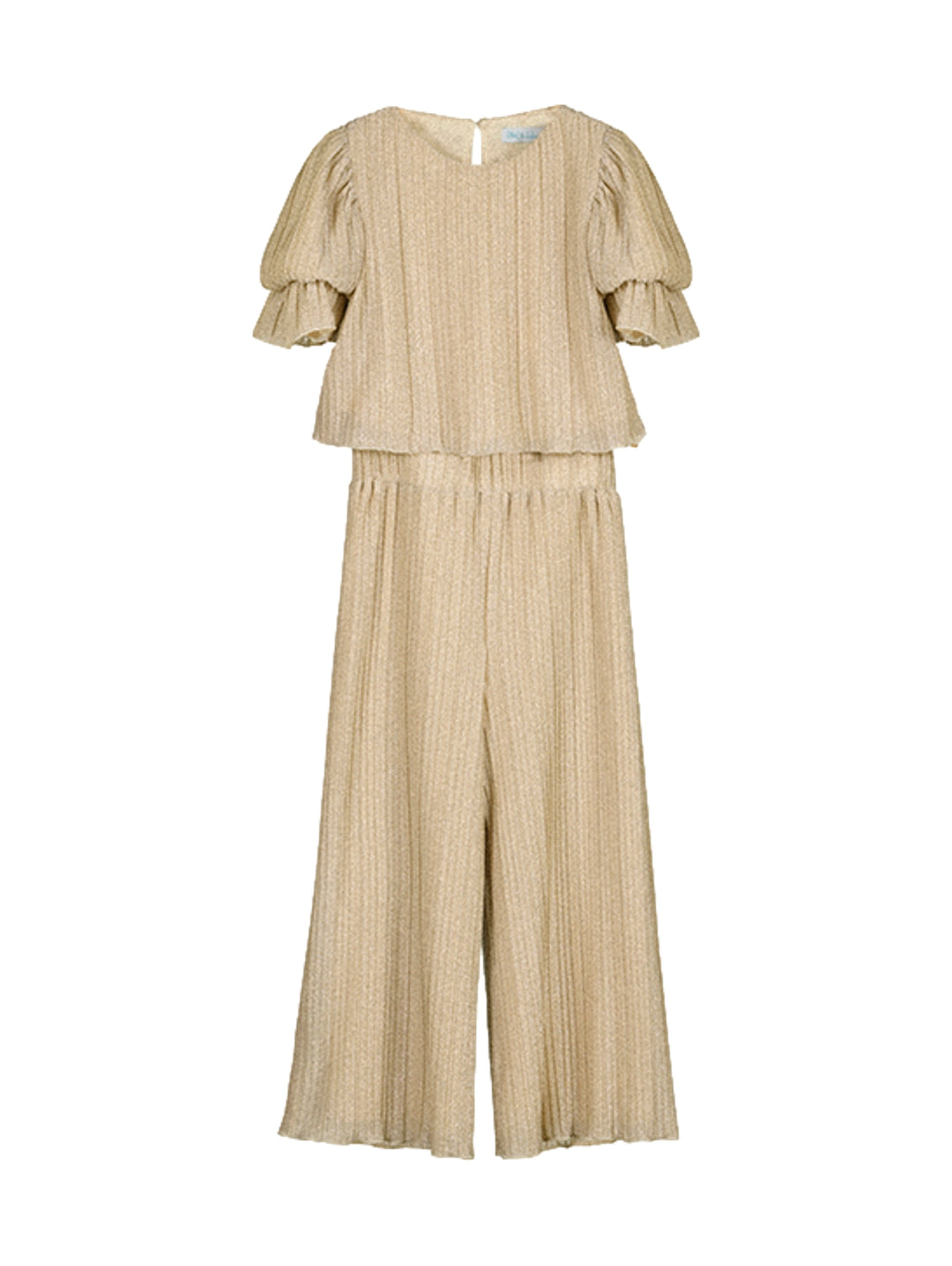 Conjunto de ropa color dorado con blusa de manga corta y pantalón ancho plisado.