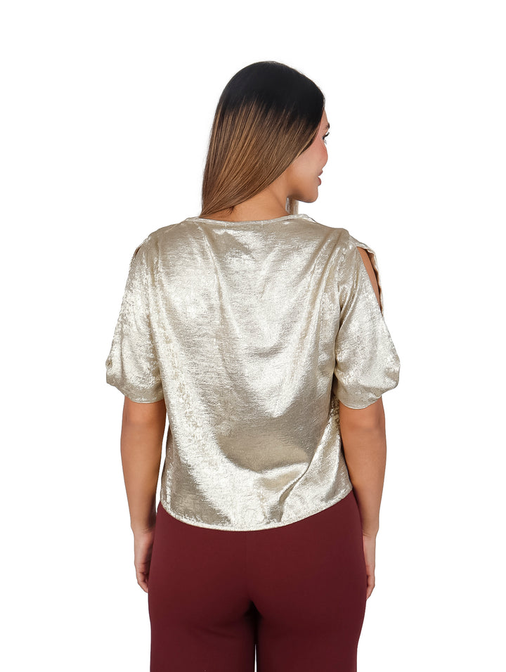 Blusa dorada metálica de manga corta y cuello redondo.