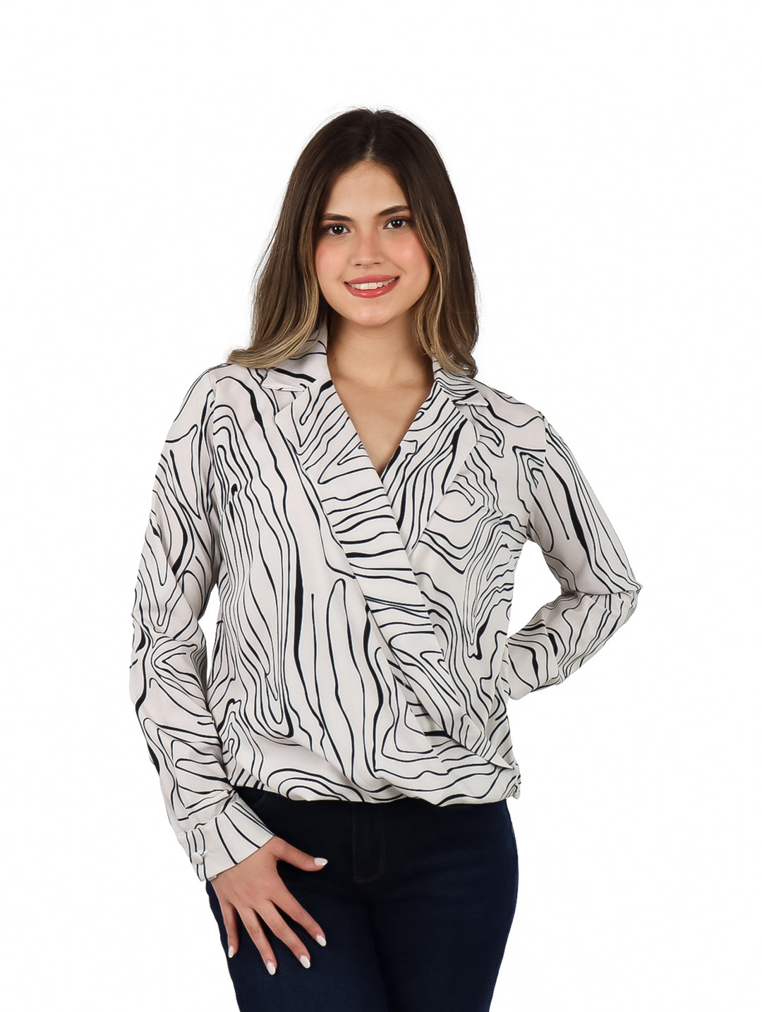 Mujer vistiendo blusa beige de manga larga con estampado de líneas negras abstractas y cuello en V.