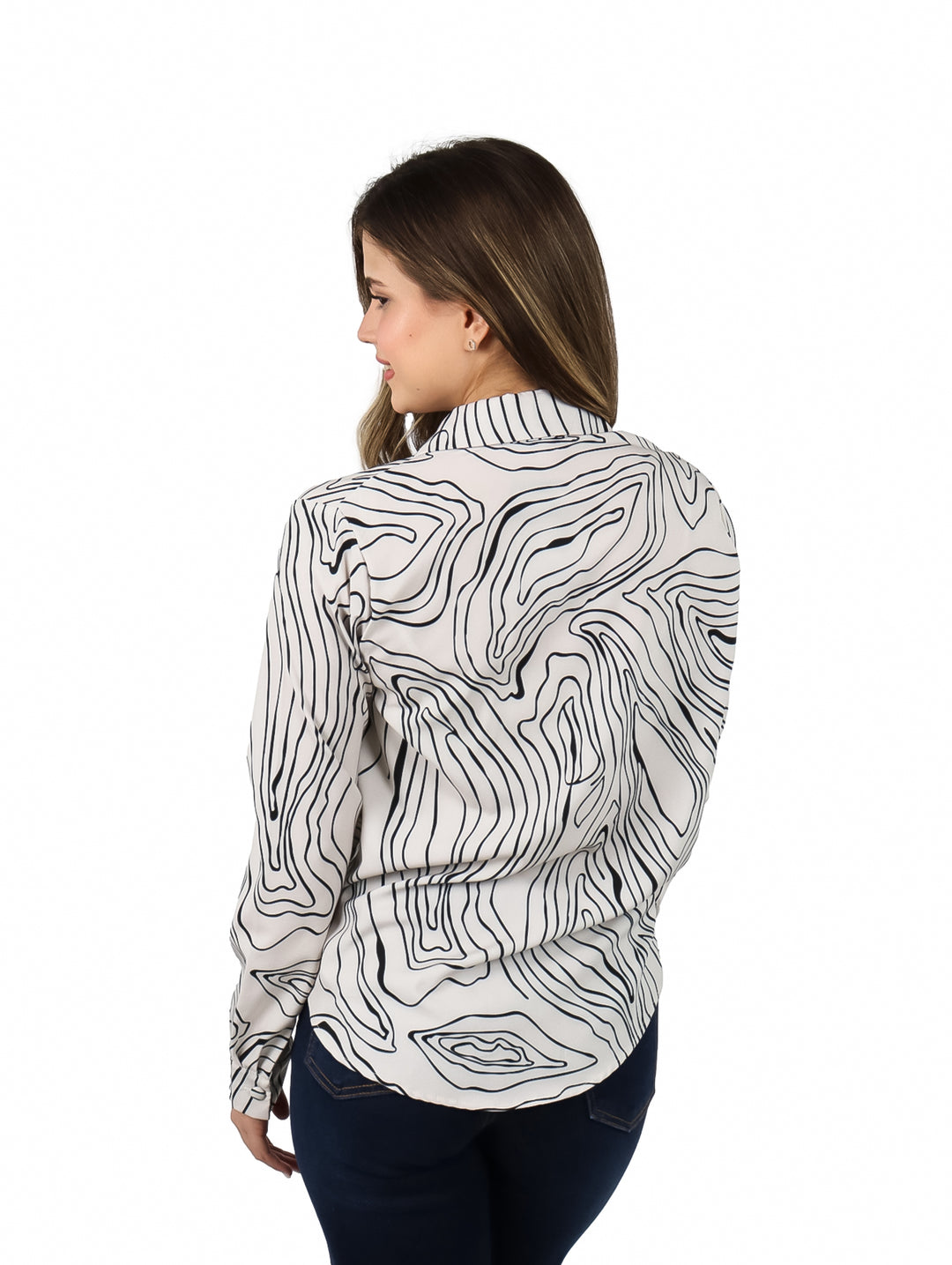 Mujer vistiendo blusa beige de manga larga con estampado de líneas negras abstractas y cuello en V.