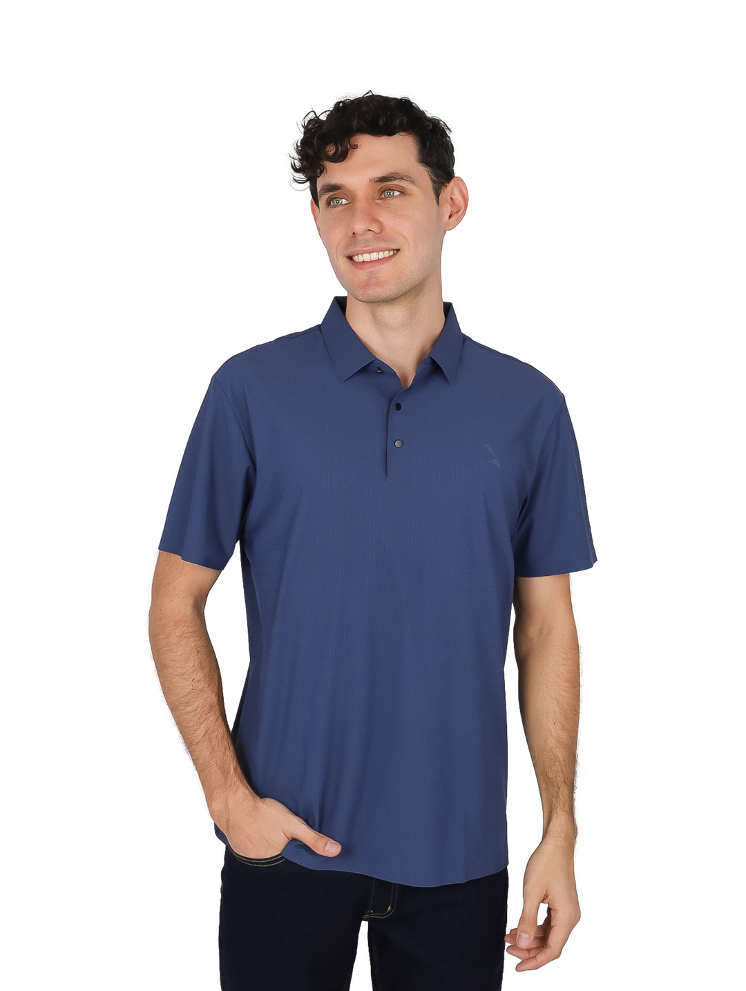 Hombre modelando una playera polo de color azul acero con cuello y botones.