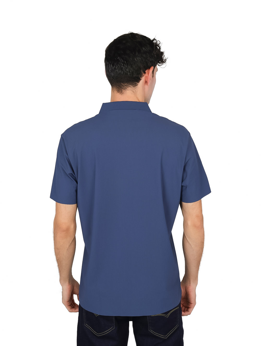 Hombre modelando una playera polo de color azul acero con cuello y botones.