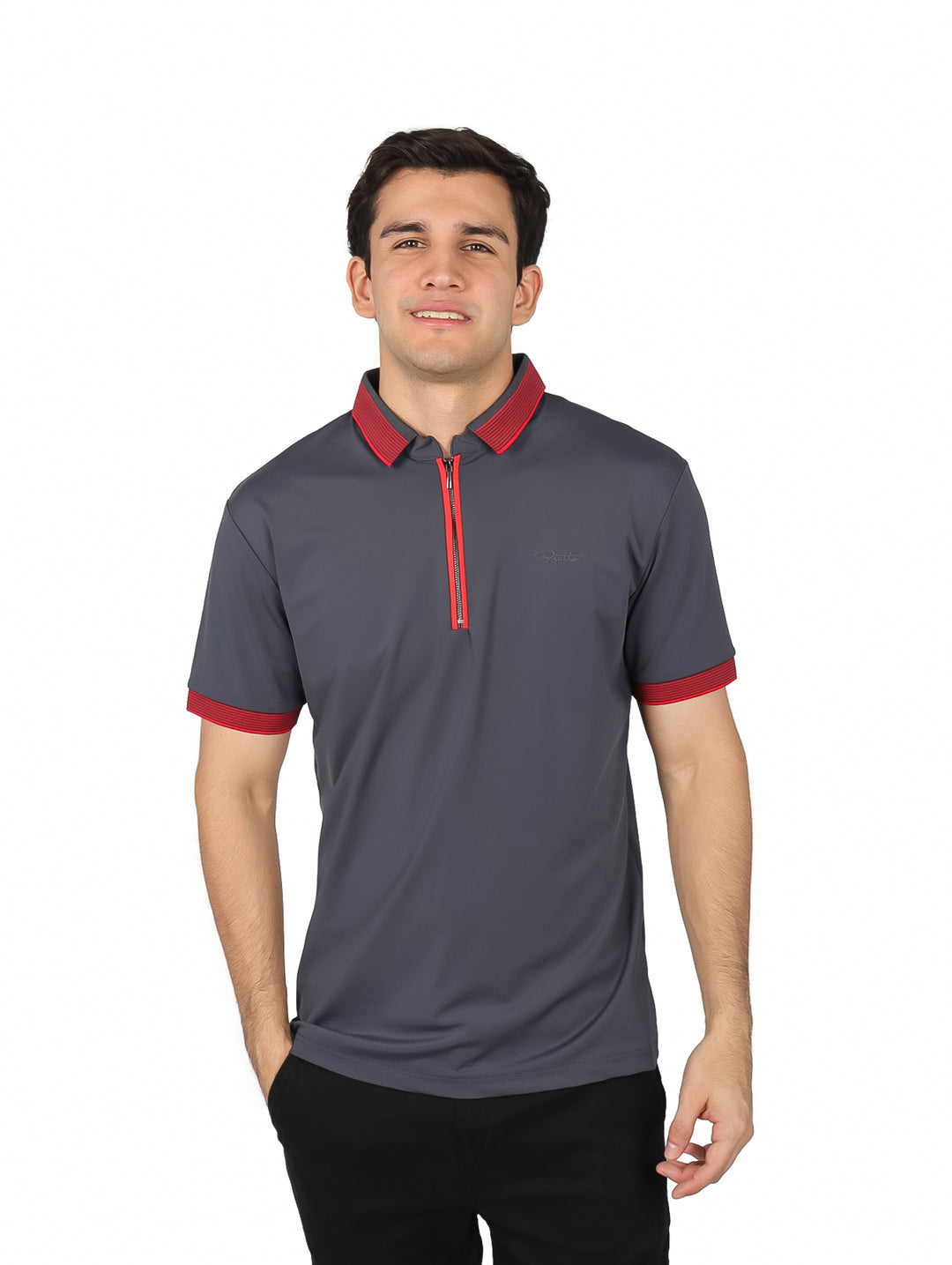 Hombre vistiendo playera polo color gris oxford con detalles en rojo en cuello, cierre y mangas.