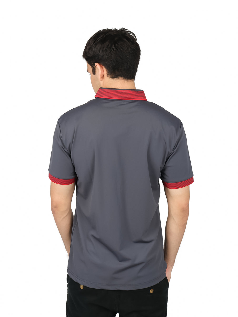 Hombre vistiendo playera polo color gris oxford con detalles en rojo en cuello, cierre y mangas.