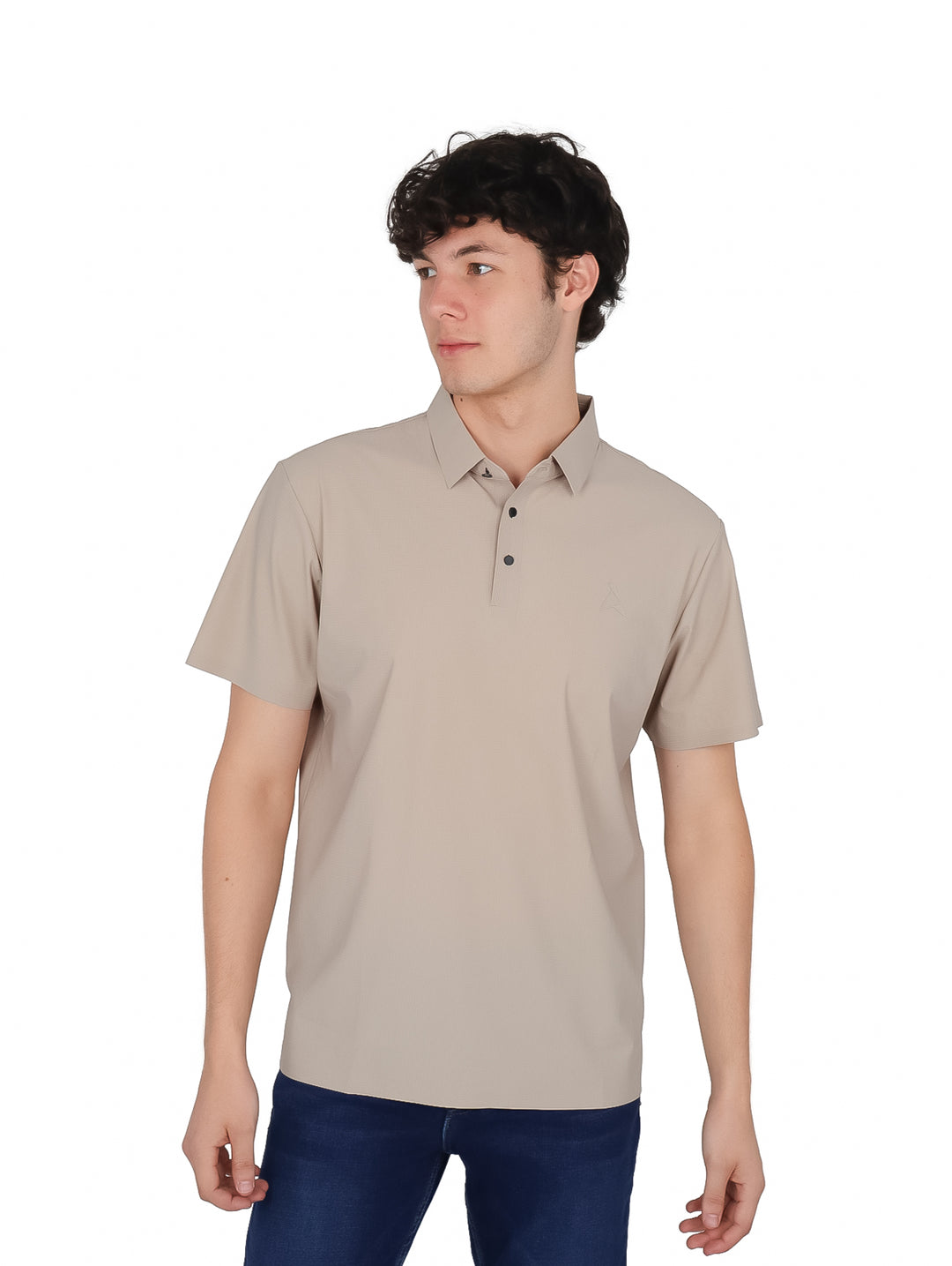 Hombre vistiendo una playera polo de color arena con manga corta y cuello.