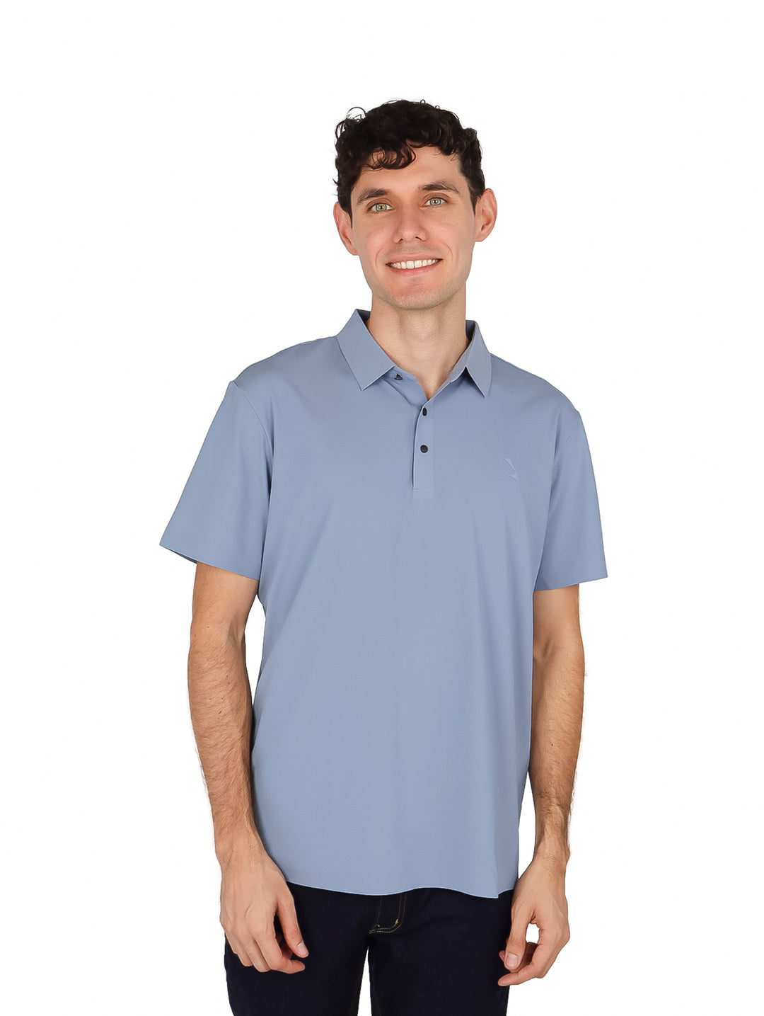 Hombre vistiendo una camiseta polo de color azul claro con cuello y manga corta.