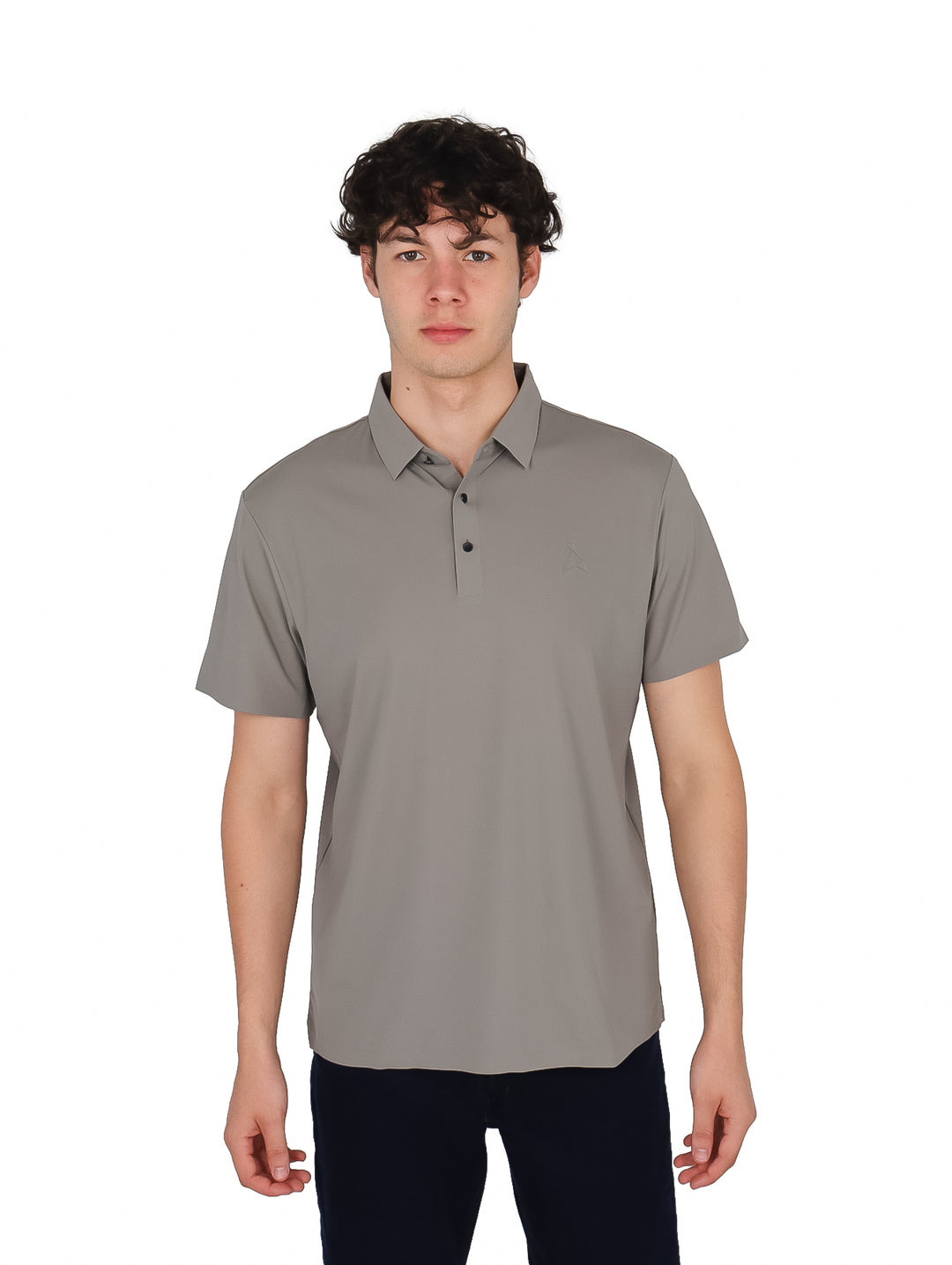 Hombre vistiendo una playera polo color gris fossil de manga corta marca ATOK.