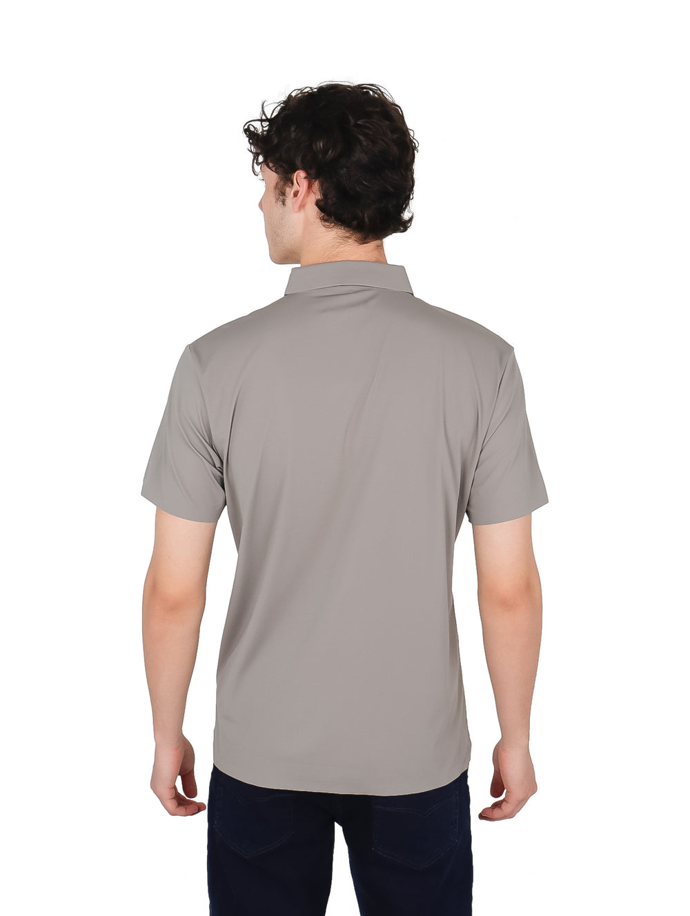 Hombre vistiendo una playera polo color gris fossil de manga corta marca ATOK.