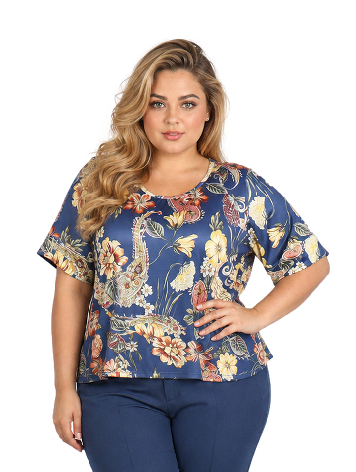 Blusa color marino con estampado floral y paisley en tonos amarillo y naranja, manga corta y cuello redondo.