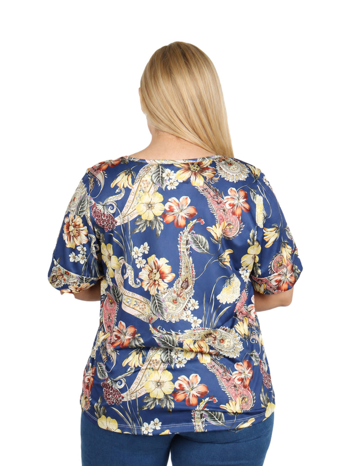 Blusa color marino con estampado floral y paisley en tonos amarillo y naranja, manga corta y cuello redondo.