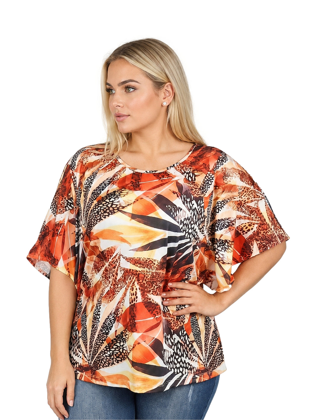 Mujer vistiendo blusa holgada de manga corta con estampado multicolor en tonos naranja y amarillo.